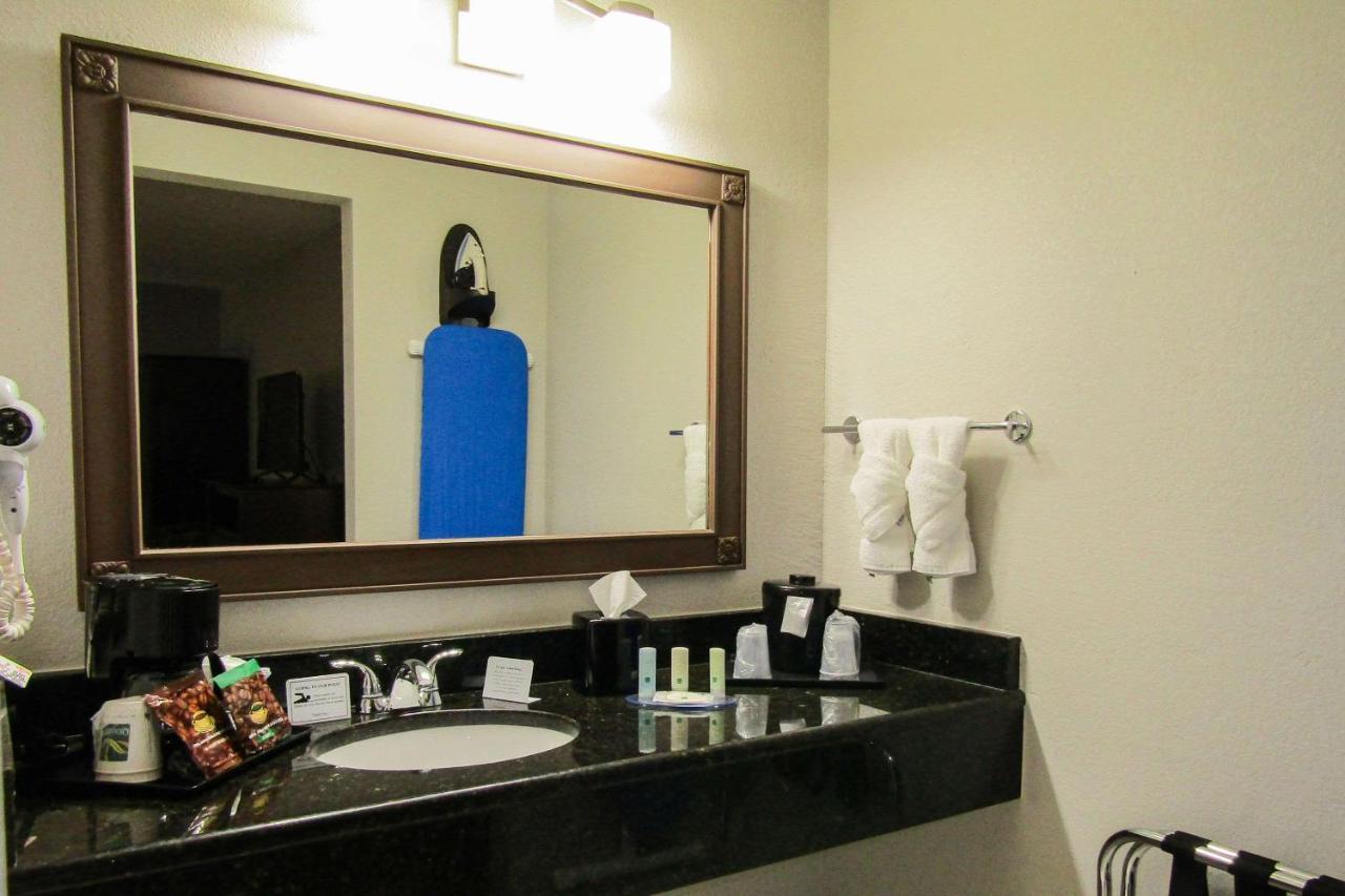 Quality Inn & Suites Kissimmee By The Lake Four Corners Bagian luar foto